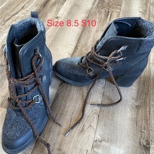 Size 8.5 shoe bundle.